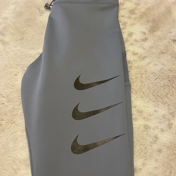 The Nike epic luxe tight fit - Picture 2 of 6